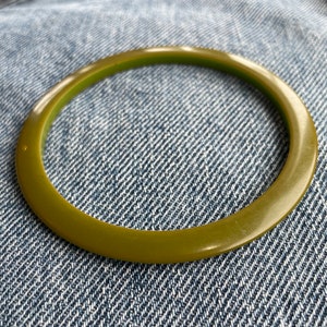 1930s olive green bakelite bangle