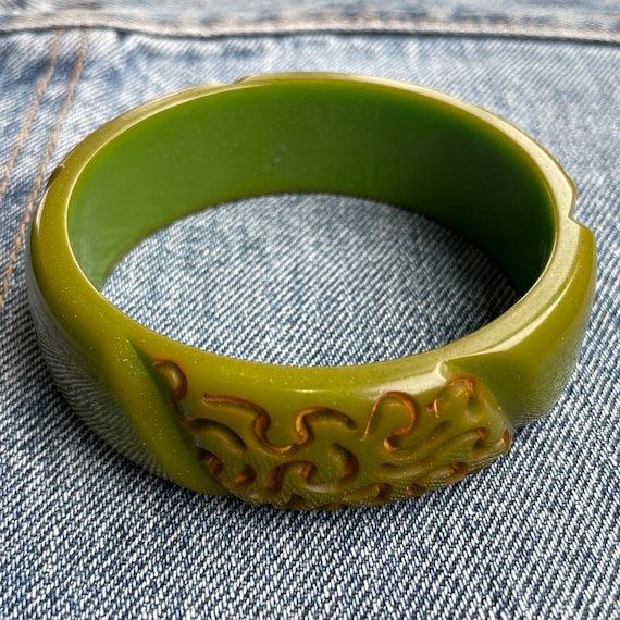1930s Carved Bakelite Bangle