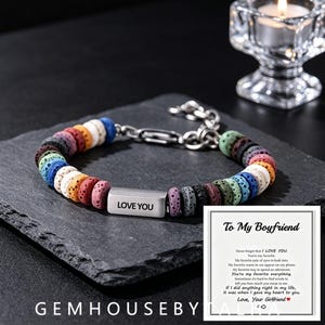 Puede incluir: Una pulsera con cuentas de piedra de lava porosas y multicolores y una barra central de metal plateado grabada con el texto LOVE YOU. La pulsera incluye una extensión de cadena de metal plateado y viene con una tarjeta con el texto To My Boyfriend.