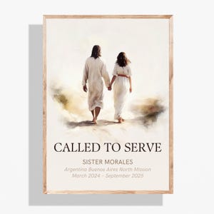 Pode incluir: Uma impressão emoldurada com duas figuras em vestes brancas caminhando de mãos dadas. O texto "CALLED TO SERVE" é exibido de forma proeminente, juntamente com "SISTER MORALES" e detalhes da missão. A obra de arte tem uma estética leve e arejada com uma moldura de madeira.
