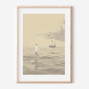 Op de afbeelding: Een ingelijste prent toont een figuur in witte gewaden die over het water loopt, met een schip in de verte. Het kunstwerk gebruikt gedempte beige- en grijstinten, met een zon en wolken in de lucht. De afbeelding roept geloof en sereniteit op.