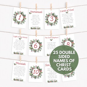 Puede incluir: Un conjunto de 25 tarjetas navideñas de doble cara con los nombres de Cristo. Cada tarjeta presenta un número rojo, rodeado por una corona de hojas verdes y bayas rojas. Las tarjetas están colgadas con pinzas de madera.