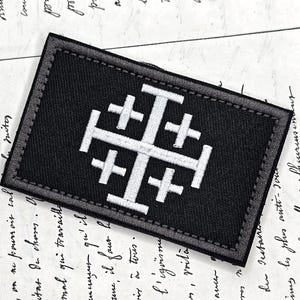 Emblema de la cruz de Jerusalén en blanco y negro