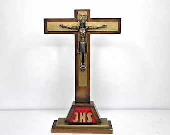 Großes antikes Altarkreuz, 36 cm – Holz, Messing & rotes JHS-Monogramm – Französische sakrale Kunst, Mitte des 20. Jahrhunderts – Religiöse Dekoration