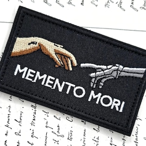 Patch bordado "Memento Mori" – Patch ou termocolante – Design de Adão e Esqueleto – Dark Academia, Filosofia Estoica