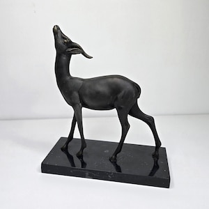 Vintage Art Deco Gazelle Sculpture in Bronze on a Black Marble Base - Animal Statuette from the 1930s/40s - Cabinet of Curiosities Decoration