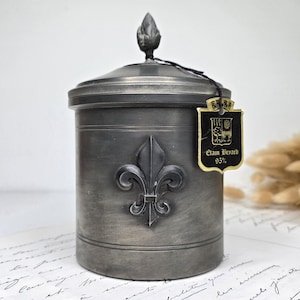 Vintage Bryard Tennkruka (95%) – Fleur-de-lis & Kottedekor – Högkvalitativt franskt hantverk – Tillverkad i Frankrike