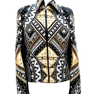 Puede incluir: Chaqueta negra con intrincados patrones geométricos. La chaqueta está adornada con cuentas y pedrería plateadas, doradas y negras. Cuenta con una cremallera frontal y un cuello. El diseño es simétrico y detallado, creando un aspecto lujoso.