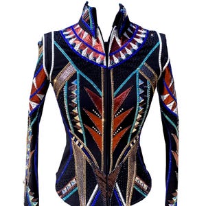 Könnte beinhalten: Schwarze Reitjacke mit aufwendigen geometrischen Mustern in Rot-, Blau-, Braun- und Goldtönen. Die Jacke hat einen Reißverschluss vorne und ist mit Pailletten und Perlen verziert. Sie hat lange Ärmel und einen strukturierten Kragen.