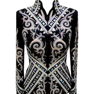 Puede incluir: Chaqueta de exhibición ecuestre negra con intrincados adornos. La chaqueta presenta un cuello alto y mangas largas. El diseño incluye patrones geométricos y detalles arremolinados, acentuados con cristales iridiscentes y ribetes blancos. Un abrigo de montar formal.