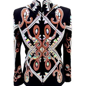 Könnte beinhalten: Schwarze Reitjacke mit aufwendigen Verzierungen. Die Jacke hat einen hohen Kragen und einen durchgehenden Reißverschluss. Das Design umfasst komplizierte Muster aus schillernden Kristallen, kupferfarbenen Steinen und weißen Perlen. Die Ärmel sind lang und eng anliegend.