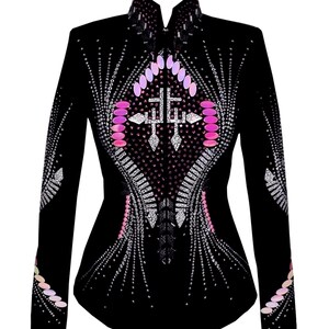 Puede incluir: Chaqueta de exhibición ecuestre negra con mangas largas. La chaqueta está adornada con pedrería plateada y rosa en un patrón decorativo. El diseño incluye una forma de cruz y acentos ovalados. La chaqueta tiene un cuello alto.