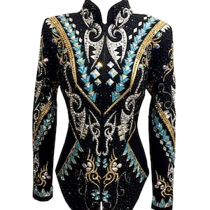 Puede incluir: Chaqueta de exhibición ecuestre negra con intrincados adornos. La chaqueta presenta un cuello alto y está adornada con cristales y abalorios dorados, plateados y turquesas. El diseño incluye patrones geométricos y florales.