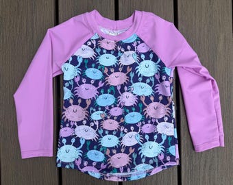 Glückliche Krabben | Blau und Lila | Rashguard | Mädchen Badeanzug