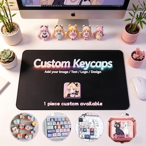 Può includere: Un tappetino per mouse nero con la scritta "Custom Keycaps" e "Add your Image / Text / Logo / Design". Il tappetino ha una grafica di un personaggio con un gatto nero. Cinque statuette di personaggi anime sono allineate sopra.