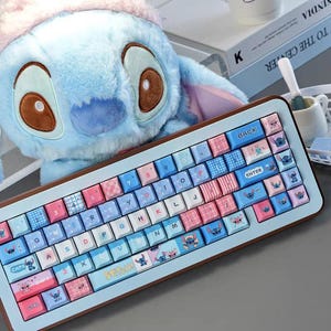 Puede incluir: Un juego de tres cuencos de cerámica anidados en tonos azules, verdes y blancos. Los cuencos presentan un esmalte moteado y un diseño sencillo y moderno. El cuenco más grande mide aproximadamente 15 cm de diámetro.