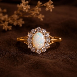 Opaal halo ring, diamanten accentcluster ring, ovale opaal verlovingsring, verjaardagscadeau voor haar, elegante belofte ring, gouden opaal ring