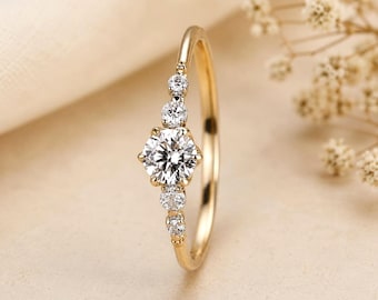 Anillo delicado de moissanita de talla redonda, anillo minimalista de oro apilable, anillo de promesa delicado para mujer, pequeña banda de moissanita, regalo de joyería para el día a día