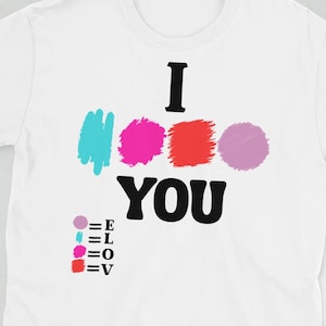 Puede incluir: Camiseta blanca con el texto negro "I LOVE YOU". La palabra "LOVE" está representada por pinceladas coloridas en turquesa, rosa, rojo y morado. Debajo, letras codificadas por color: E=rosa, L=turquesa, O=rojo, V=morado.