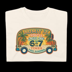 Peut inclure: T-shirt crème avec un motif rétro d'un bus, de palmiers et d'un coucher de soleil. Le texte dit : « Admit It, You'll Miss Me 6-7 Times This Summer ». Le design utilise des couleurs orange, bleu et vert.