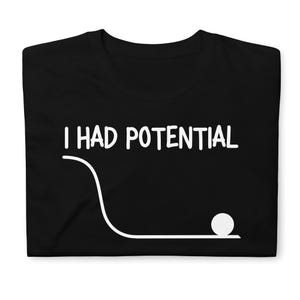 Op de afbeelding: Zwart t-shirt met de witte tekst "I HAD POTENTIAL" boven een witte lijntekening die een bal toont die een helling afrolt. De bal bevindt zich onderaan de helling.