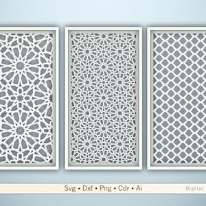 Può includere: Tre pannelli con cornice bianca con intricati disegni geometrici ritagliati. I pannelli presentano diversi motivi, tra cui motivi a stella e a griglia. La parte inferiore dell'immagine mostra il testo "Svg • Dxf • Png • Cdr • Ai" e "Digital files".