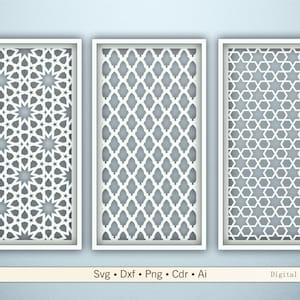 Op de afbeelding: Drie witte decoratieve panelen met ingewikkelde geometrische patronen. De panelen zijn rechthoekig en wit omlijst, met verschillende ontwerpen, waaronder sterren, in elkaar grijpende vormen en zeshoeken. De afbeelding bevat ook de tekst "Svg • Dxf • Png • Cdr • Ai" en "Digital files".