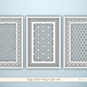 Può includere: Tre opere d'arte da parete con cornice bianca con intricati motivi geometrici. Ogni cornice presenta un design diverso, tra cui stelle, motivi floreali e forme ripetute. La parte inferiore dell'immagine mostra il testo "Svg • Dxf • Png • Cdr • Ai" e "Digital files".