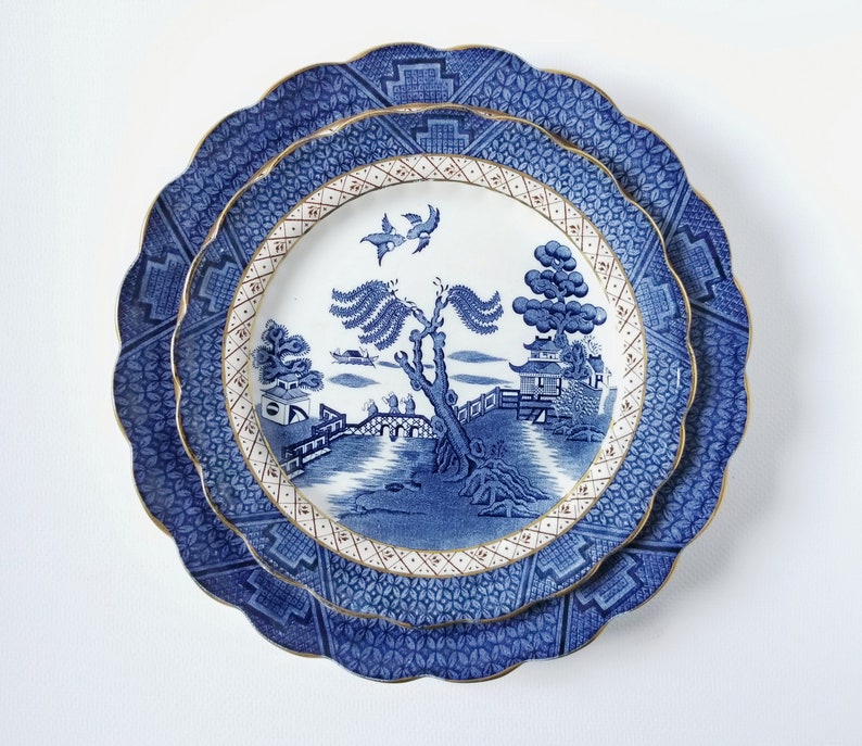 A8025 luncheon 8.5 plate Blue Willow Booths England Real Old Willow blue transferware plate