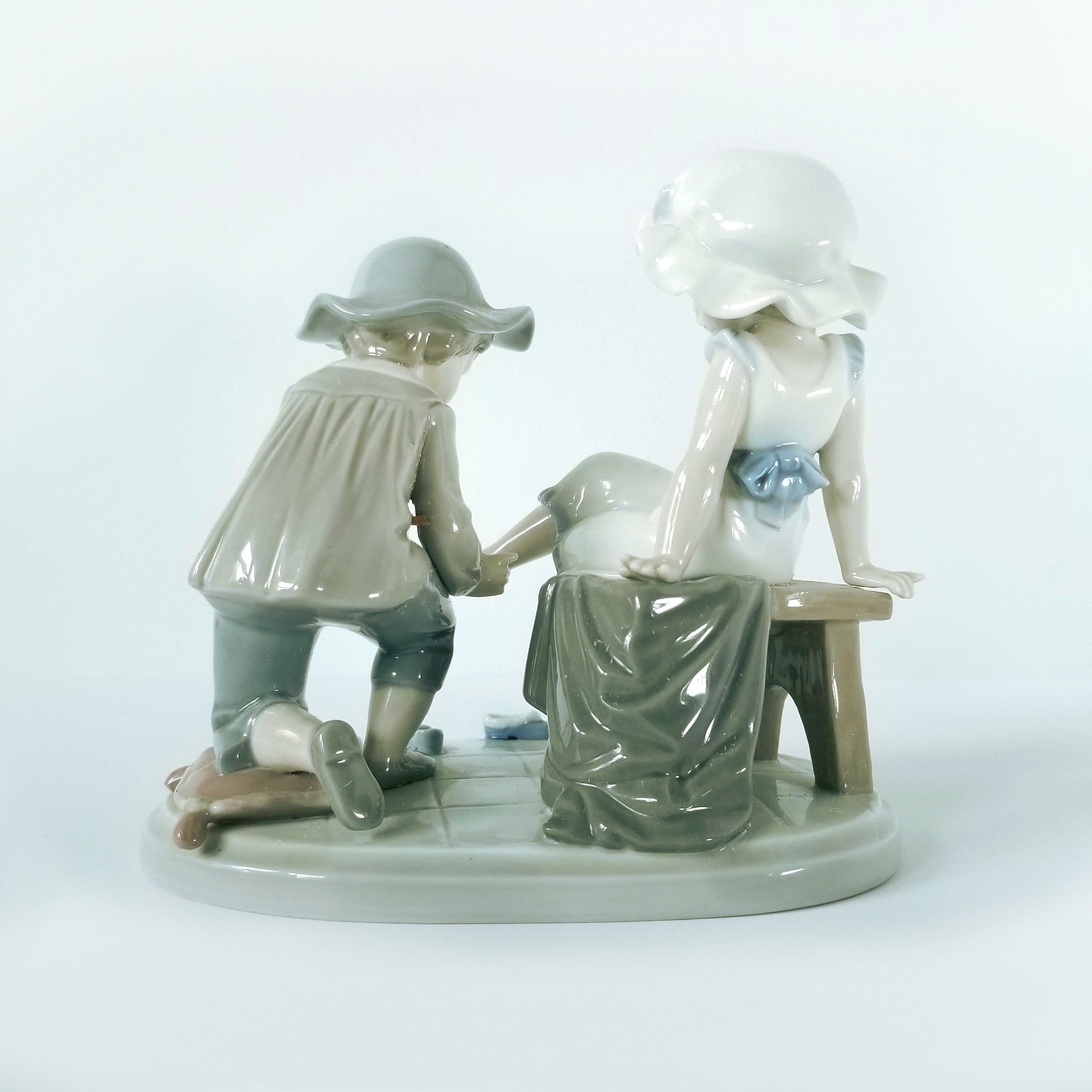 ◯リヤドロ LLADRO 5361 TRY THIS ONE 靴屋の男の子女の子 リヤドロ LLADRO 5361 TRY THIS ONE 靴屋の男の子女の子（Lladro
