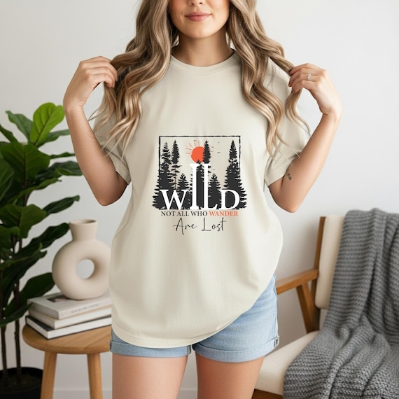 T-Shirt Wild Forest Sunset – Sunset Forest Typography Tee – Nature Graphic Shirt