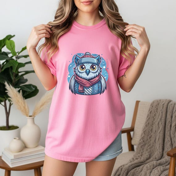 T-Shirt Winter Owl – Owl in Beanie and Scarf Graphic Tee – Cute Animal Winter Shirt