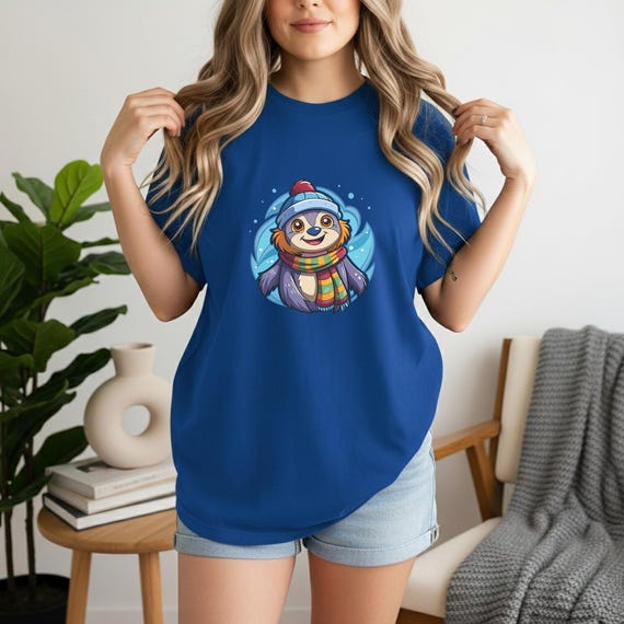 T-Shirt Sloth Winter – Cute Sloth in Hat and Scarf Graphic Tee – Animal Lover Winter Shirt
