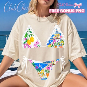 Może przedstawiać: Kremowa koszulka z kolorowym wzorem bikini. G&oacute;ra bikini prezentuje cytryny i kwiaty po jednej stronie oraz scenę miasteczka nadmorskiego po drugiej. D&oacute;ł bikini ma pasujący wz&oacute;r miasteczka nadmorskiego. Widoczny jest tekst "Club Cheriee" i "FREE BONUS PNG".