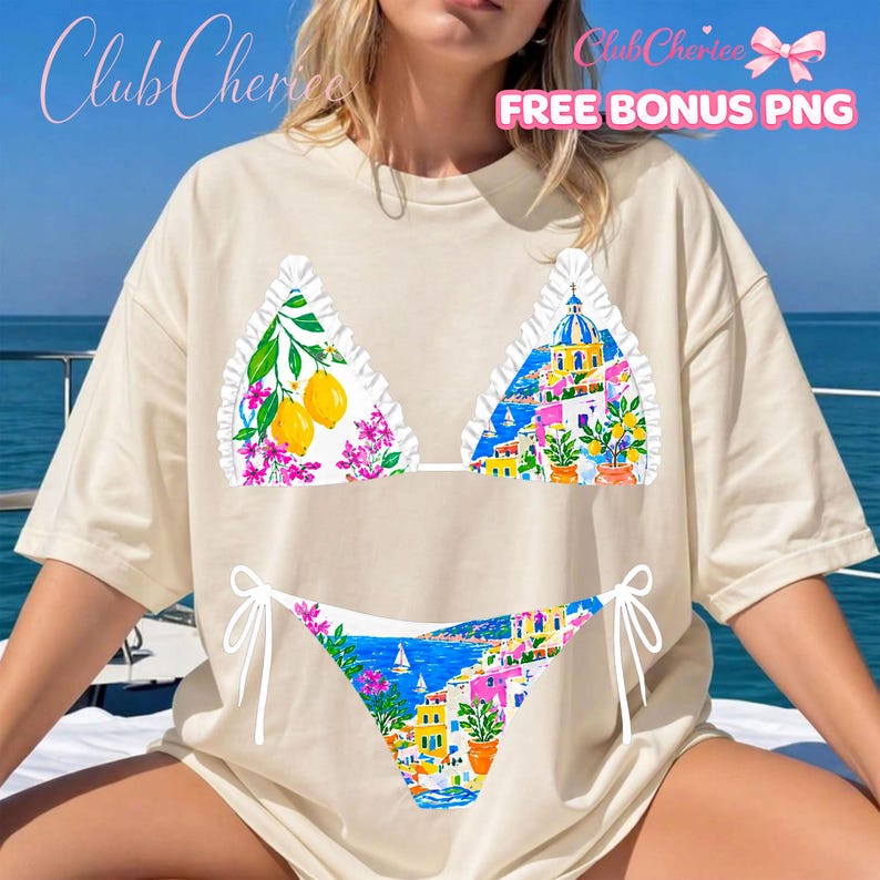 Może przedstawiać: Kremowa koszulka z kolorowym wzorem bikini. G&oacute;ra bikini prezentuje cytryny i kwiaty po jednej stronie oraz scenę miasteczka nadmorskiego po drugiej. D&oacute;ł bikini ma pasujący wz&oacute;r miasteczka nadmorskiego. Widoczny jest tekst "Club Cheriee" i "FREE BONUS PNG".
