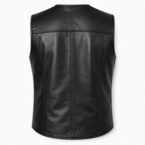 Puede incluir: Un chaleco de cuero negro con acabado liso, cuello redondo y detalles de costuras verticales en el panel posterior. La prenda est&aacute; confeccionada con m&uacute;ltiples paneles unidos mediante costuras reforzadas, creando una silueta estructurada.