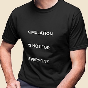 Könnte beinhalten: Schwarzes T-Shirt mit dem weißen Text "SIMULATION IS NOT FOR EVERYONE". Das T-Shirt hat einen Rundhalsausschnitt und scheint aus einem weichen Material zu sein. Der Text ist mittig auf der Vorderseite des T-Shirts platziert.