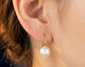 Minimal Gold Pearl Stud Earrings – 7mm Pearl, Modern Design, Lightweight Elegant Gift for Her