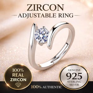 Puede incluir: Un anillo ajustable de plata con una piedra de circonita redonda y transparente. El anillo está marcado con "925 Sterling Silver" y "100% Real Zircon". El texto "ZIRCON - ADJUSTABLE RING" está en la parte superior de la imagen. Es una joya.