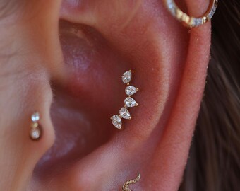 F136 Pendiente de titanio con 5 perlas y circonitas cúbicas para cartílago, calibre 16G, cierre plano, para hélix, tragus, concha, labret y nariz. Joyería minimalista.