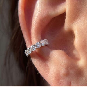 F136 Titan CZ Conch Huggie Hoop Örhänge, 16G, 18G Graderad Pavé Broskropp, Elegant Helix Piercingsmycke, Böjt Huggie Örhänge