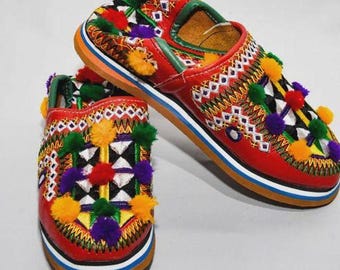 Handgefertigte marokkanische Amazigh-Hausschuhe | Farbenfrohe Berber-Babouches | Traditionelle bestickte Lederpantoletten für Damen