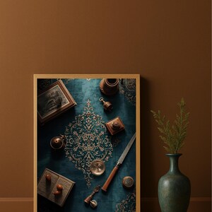 Puede incluir: Una impresión enmarcada con un diseño turquesa y dorado, que muestra objetos antiguos. Un cuchillo, pequeños libros y objetos decorativos están dispuestos sobre la superficie. Un jarrón verde con una planta está a la derecha.