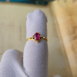 Handgemachter Verlobungsring aus 9K Gold mit Rubin und Diamant – Traditionelles Design