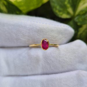 Vintergrön klassisk rubinring | Ring i massivt 14 karat guld | Handgjorda ovala ädelstensminimalistiska smycken | Gåva till kvinnor