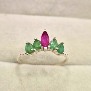 Handgjord rubin- och smaragdring i sterlingsilver - Traditionella ädelstenssmycken