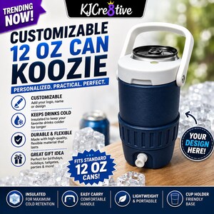 Może przedstawiać: Granatowo-biały, konfigurowalny kubek na puszkę 350 ml z białym uchwytem. Kubek został zaprojektowany tak, aby napoje były zimne, jest trwały i elastyczny. Tekst brzmi "Your Design Here!"