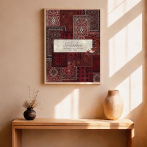 Puede incluir: Obra de arte enmarcada que presenta un mosaico de diseños de alfombras rojas y burdeos. Una pancarta blanca con escritura árabe y detalles florales está centrada. La obra de arte se exhibe sobre una consola de madera con un jarrón y flores secas.