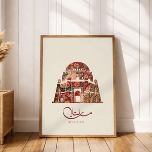 Pode incluir: Impressão artística emoldurada com uma ilustração floral de um edifício com uma cúpula. A obra de arte está em uma moldura de madeira e inclui a palavra "MULTAN" em inglês e urdu. A impressão é exibida em um fundo creme.