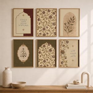 Puede incluir: Un conjunto de seis láminas decorativas rectangulares en marcos de madera clara. Los cuadros muestran caligrafía árabe, patrones florales complejos y motivos de arcos en tonos crema, rojo oscuro y verde oliva, dispuestos en dos filas.